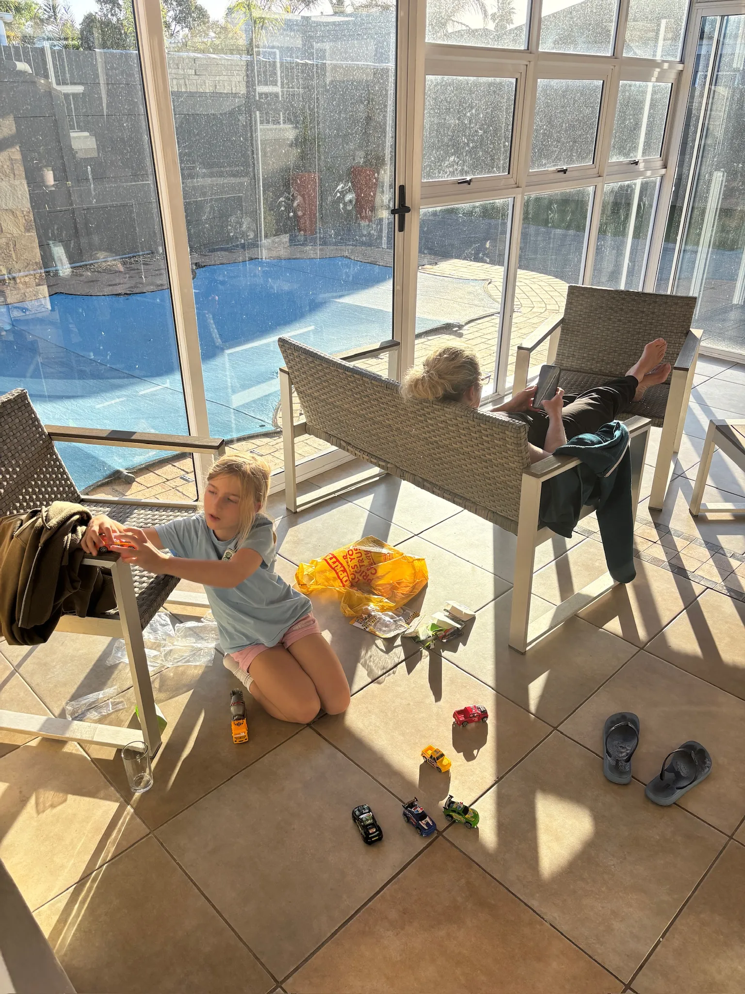 Pool, Hüpfburg, Klettergerüst und ein Baumhaus